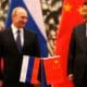 / Banderas rusas y chinas se ven sobre la mesa con el presidente ruso Vladimir Putin y su homólogo chino Xi Jinping al fondo durante una ceremonia en Pekín, el 9 de noviembre de 2014. How Hwee Yong / Reuters