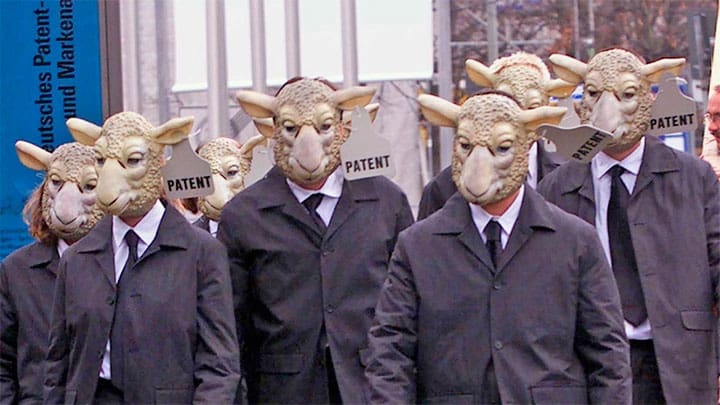/ Activistas del grupo ecologista Greenpeace, en Munich, 10 de diciembre de 1999. Michael Dalder / Reuters