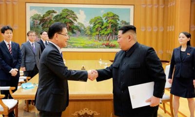 /El líder norcoreano Kim Jong Un y el surcoreano Chung Eui-yong, de Seguridad Nacional, en Corea del Norte. 6 mar 2018. Yonhap / Reuters