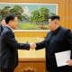 /El líder norcoreano Kim Jong Un y el surcoreano Chung Eui-yong, de Seguridad Nacional, en Corea del Norte. 6 mar 2018. Yonhap / Reuters