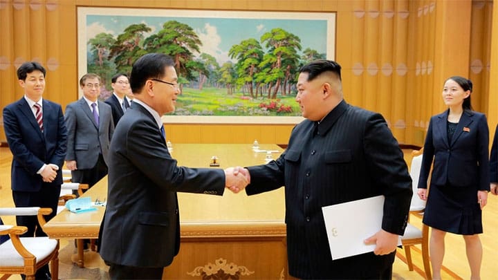 /El líder norcoreano Kim Jong Un y el surcoreano Chung Eui-yong, de Seguridad Nacional, en Corea del Norte. 6 mar 2018. Yonhap / Reuters