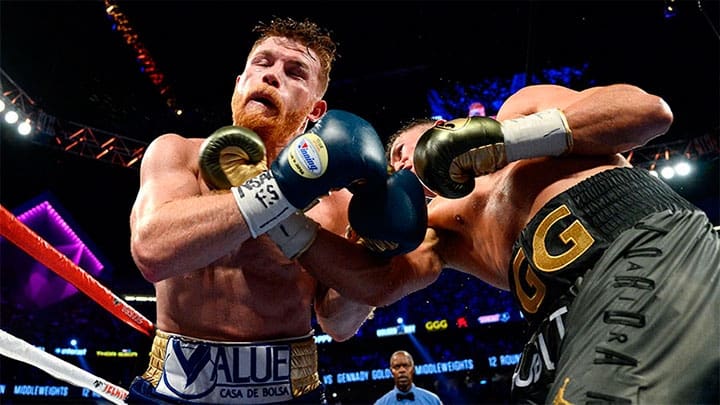 / Gennady Golovkin (shorts verdes) y Canelo Alvarez (shorts azules) durante el campeonato mundial de boxeo de peso medio en T-Mobile Arena. Las Vegas, EE.UU. Septiembre 16, 2018 USA Today Sports / Reuters