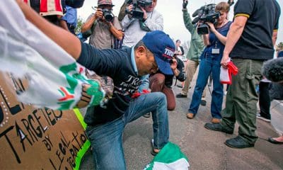 / Un hombre rompe una bandera mexicana durante una manifestación en San Diego, EE.UU. 13 de marzo de 2018 DAVID MCNEW / GETTY IMAGES NORTH AMERICA / AFP