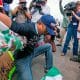 / Un hombre rompe una bandera mexicana durante una manifestación en San Diego, EE.UU. 13 de marzo de 2018 DAVID MCNEW / GETTY IMAGES NORTH AMERICA / AFP