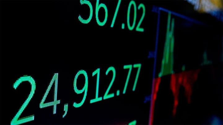 / Una pantalla muestra el Promedio Industrial Dow Jones en la Bolsa de Nueva York. Brendan McDermid / Reuters
