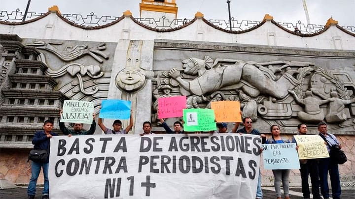 / Un grupo de periodistas exige justicia en el estado de Veracruz, el 22 de marzo de 2018. Reuters