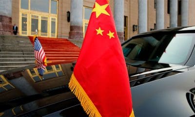 / El coche del presidente Donald Trump con las banderas de China y EE.UU. durante su visita a Pekín, 9 de noviembre de 2017. / Jonathan Ernst / Reuters