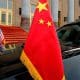 / El coche del presidente Donald Trump con las banderas de China y EE.UU. durante su visita a Pekín, 9 de noviembre de 2017. / Jonathan Ernst / Reuters