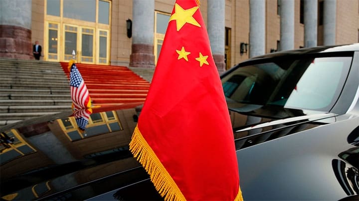 / El coche del presidente Donald Trump con las banderas de China y EE.UU. durante su visita a Pekín, 9 de noviembre de 2017. / Jonathan Ernst / Reuters