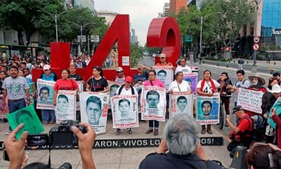 / Familiares de los estudiantes desaparecidos en Ayotzinapa exigen justicia en la Ciudad de México, 26 de febrero de 2018. Henry Romero / Reuters