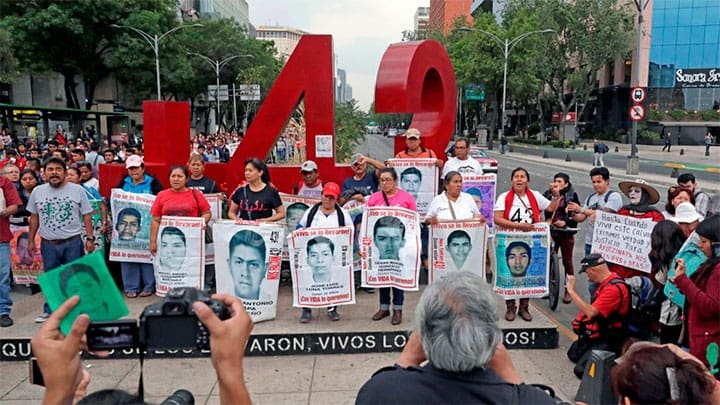 / Familiares de los estudiantes desaparecidos en Ayotzinapa exigen justicia en la Ciudad de México, 26 de febrero de 2018. Henry Romero / Reuters