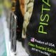 / Una bolsa de pistachos producidos en EE.UU. en una tienda en Pekín (China), el 6 de abril de 2018. Damir Sagolj / Reuters