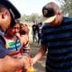 / Un policía sirve refresco a un migrante centroamericano que participa en una caravana que se dirige a Estados Unidos en Matias Romero, Oaxaca, el 2 de abril de 2018. Jose de Jesus Cortes / Reuters