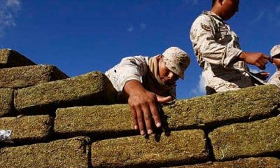 / Soldados colocan bloques de marihuana antes de incinerarlos en un campamento del 28º batallón de infantería del Ejército Mexicano en Tijuana, el 27 de noviembre de 2015. Jorge Duenes / Reuters