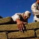 / Soldados colocan bloques de marihuana antes de incinerarlos en un campamento del 28º batallón de infantería del Ejército Mexicano en Tijuana, el 27 de noviembre de 2015. Jorge Duenes / Reuters