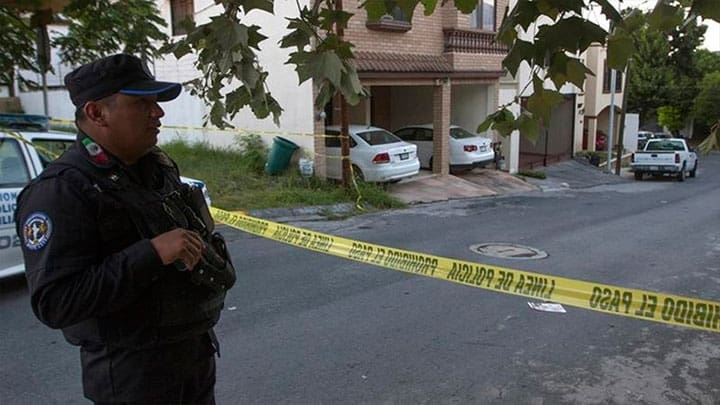 / Policía frente a la casa donde fue encontrado el cuerpo de Alicia Díaz González. Monterrey, 24 de mayo de 2018. Julio Cesar Aguilar / AFP