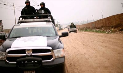 / Soldados mexicanos se movilizan en una camioneta cerca de la frontera con EE.UU. Edgard Garrido / Reuters