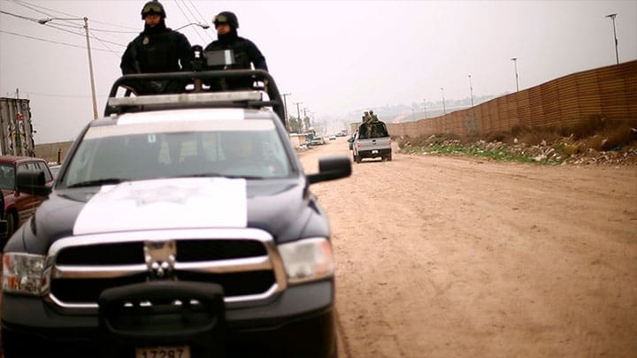 / Soldados mexicanos se movilizan en una camioneta cerca de la frontera con EE.UU. Edgard Garrido / Reuters