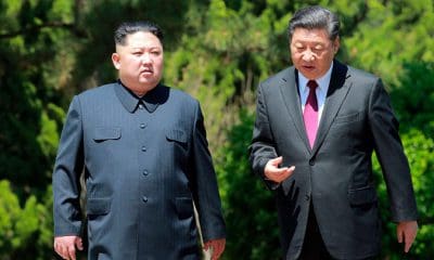 / El presidente de China, Xi Jinping, y el líder norcoreano, Kim Jong-un, hablan durante un paseo en la ciudad de Dalián (China), el 8 de mayo de 2018 Korean Central News Agency / AP