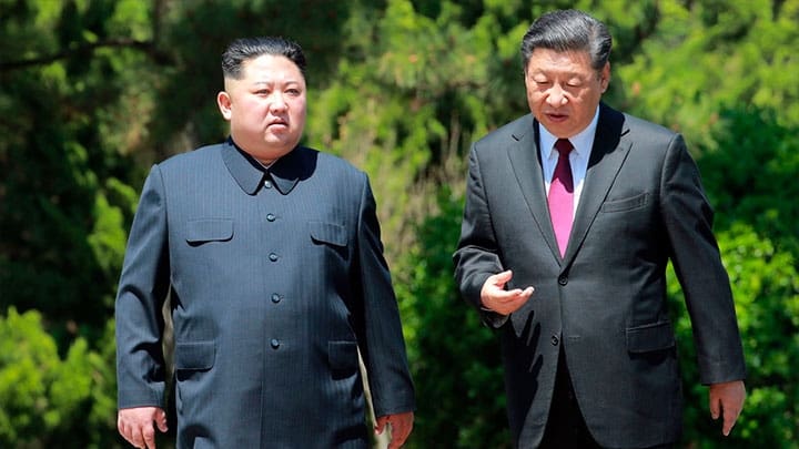 / El presidente de China, Xi Jinping, y el líder norcoreano, Kim Jong-un, hablan durante un paseo en la ciudad de Dalián (China), el 8 de mayo de 2018 Korean Central News Agency / AP