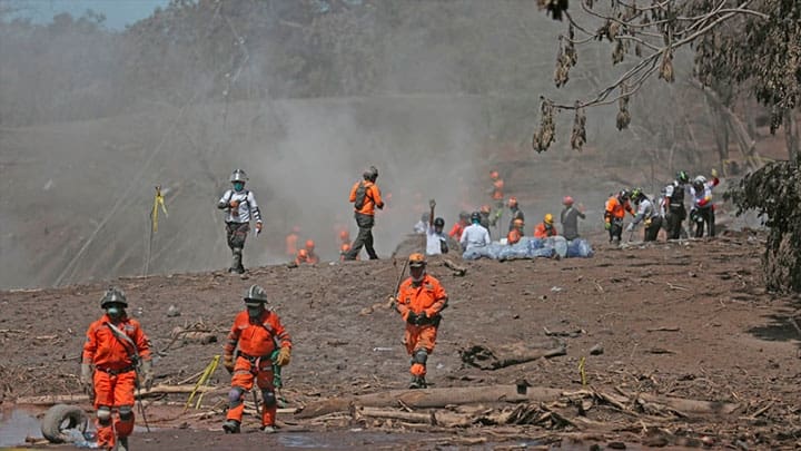 / Equipos de rescate buscan restos en un área afectada por la erupción del Volcán Fuego en El Rodeo, Escuintla, Guatemala, el 6 de junio de 2018. Jose Cabezas / Reuters