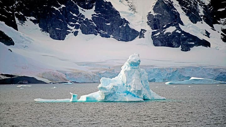 / Un iceberg flota en la Antártida en febrero de 2018. Alexandre Meneghini / Reuters Síguenos en Facebook