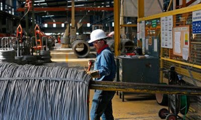 / Un trabajador en una fábrica de acero en Tlaxcala, México, 11 de octubre de 2013. Tomas Bravo / Reuters