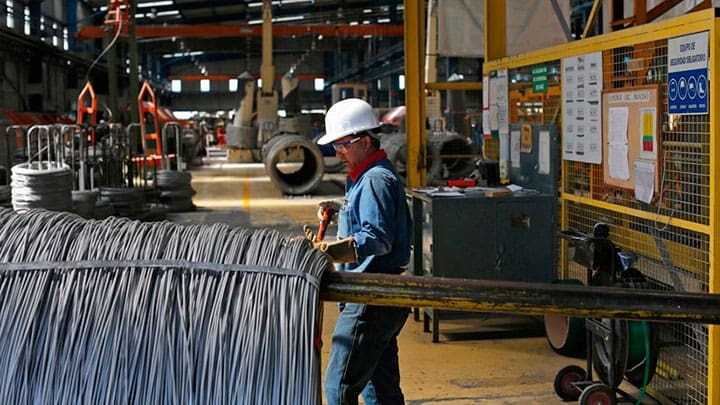 / Un trabajador en una fábrica de acero en Tlaxcala, México, 11 de octubre de 2013. Tomas Bravo / Reuters