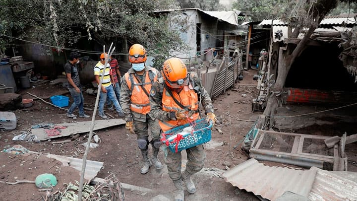 / Labores de rescate en el departamento de Escuintla tras la erupción del Volcán de Fuego. 6 de junio de 2018. Carlos Jasso / Reuters