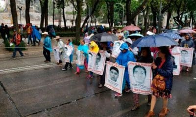 / Los familiares de los 43 normalistas rechazaron que el Gobierno Federal no quiera crear una comisión de la verdad por este caso. | Foto: @EduardomteleSUR