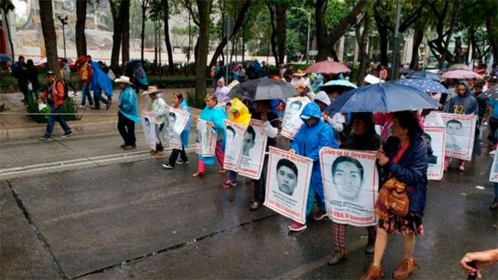 / Los familiares de los 43 normalistas rechazaron que el Gobierno Federal no quiera crear una comisión de la verdad por este caso. | Foto: @EduardomteleSUR