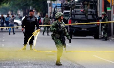 / Soldados en la escena de un crimen en Monterrey, México, 10 de abril de 2018. Daniel Becerril / Reuters