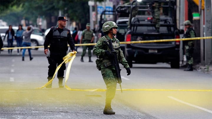 / Soldados en la escena de un crimen en Monterrey, México, 10 de abril de 2018. Daniel Becerril / Reuters