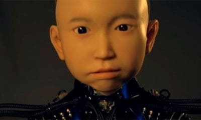 / El niño androide tiene un sistema de reconocimiento facial que le permite hacer gestos "involuntarios". | Foto: ibuki -A child-like android- / Captura YouTube