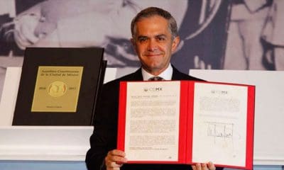 / El entonces mandatario de Ciudad de México muestra el documento que avala la creación de la nueva Constitución. 5 de febrero de 2017. cdmx.gob.mx