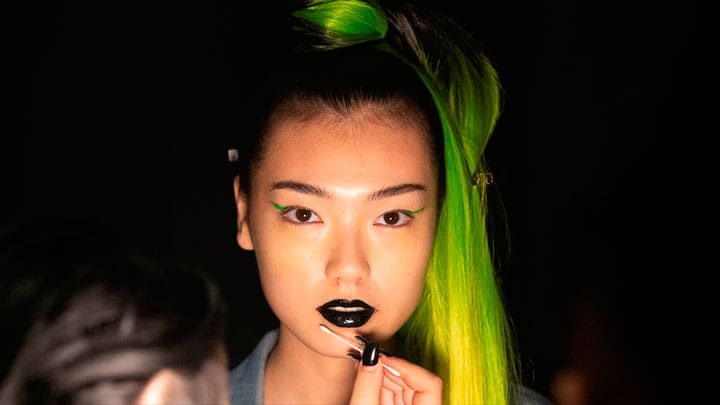 / Un modelo se maquilla durante la Semana de la Moda en Nueva York, 7 de septiembre de 2018. Caitlin Ochs / Reuter