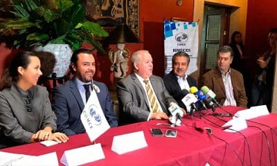 Raúl Morón Orozco, da la bienvenida a la ciudad, al embajador de Panamá