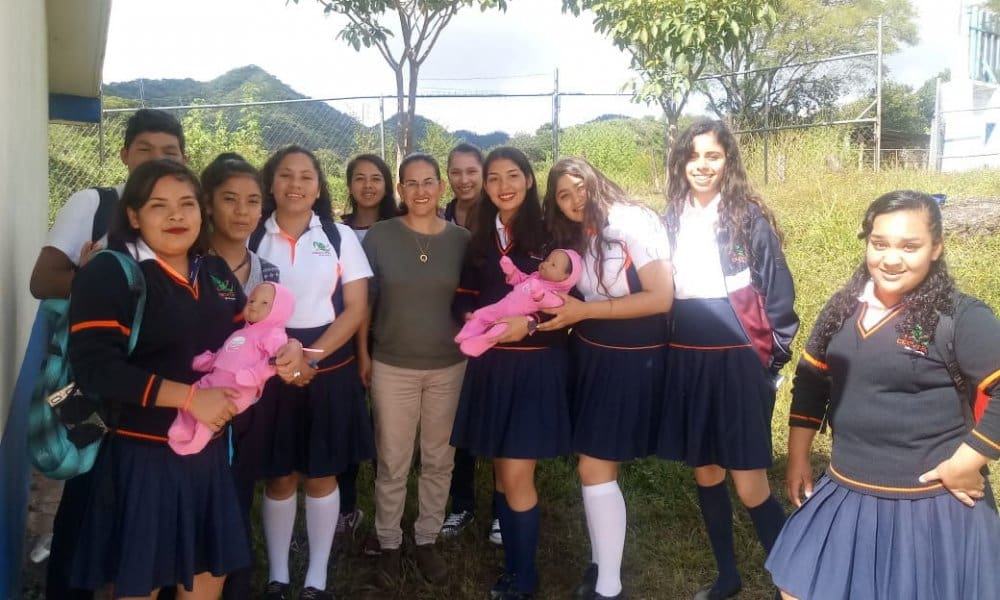 oncientizan a estudiantado del CECyTEM sobre prevención de embarazos con bebés robots