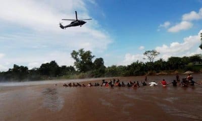 Las autoridades mexicanas también desplegaron un cuerpo de policías antimotines en su lado de la frontera y lanchas de la Marina. | Foto: EFE