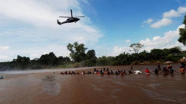 Las autoridades mexicanas también desplegaron un cuerpo de policías antimotines en su lado de la frontera y lanchas de la Marina. | Foto: EFE