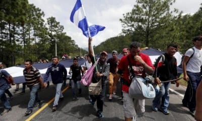 Migrantes centroamericanos continúan por México en caravana