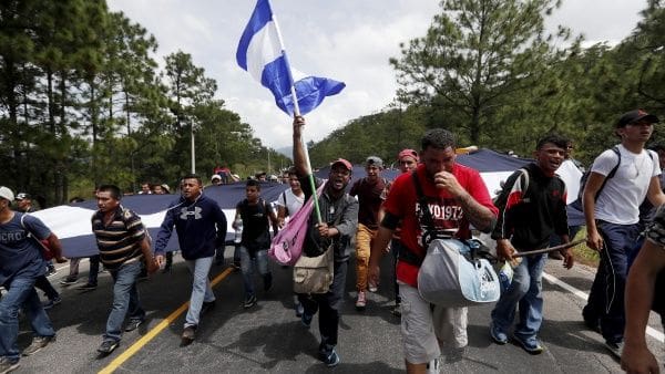 Migrantes centroamericanos continúan por México en caravana