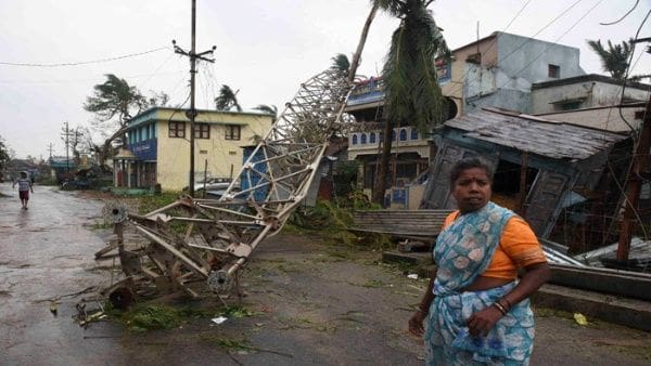 Los fuertes vientos del ciclón ocasionaron el derrumbe de varias infraestructuras, así como la caída de árboles y postes de luz en la India. | Foto: Reuters