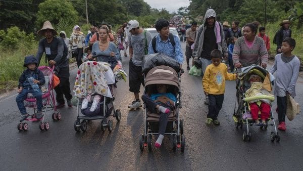 El Gobierno de la Ciudad de México informó el sábado de la llegada de unos 470 migrantes al estadio "Jesús Martínez Palillo" en la localidad de Magdalena Mixihuca. | Foto: EFE