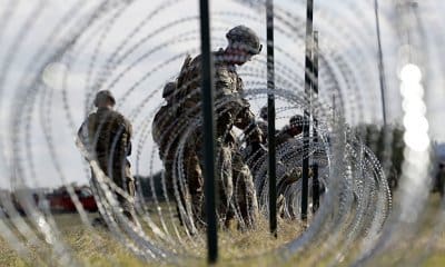 Miembros del Ejército de EE.UU. erigen alambre de púas cerca del puente entre EE.UU. y México, Donna (Texas), el 3 de noviembre de 2018. Eric Gay / AP