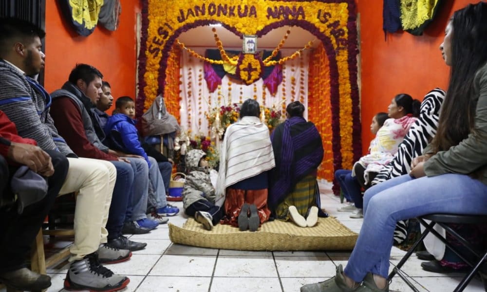 Habitantes de Santa Fe de la Laguna rinden homenaje a sus difuntos